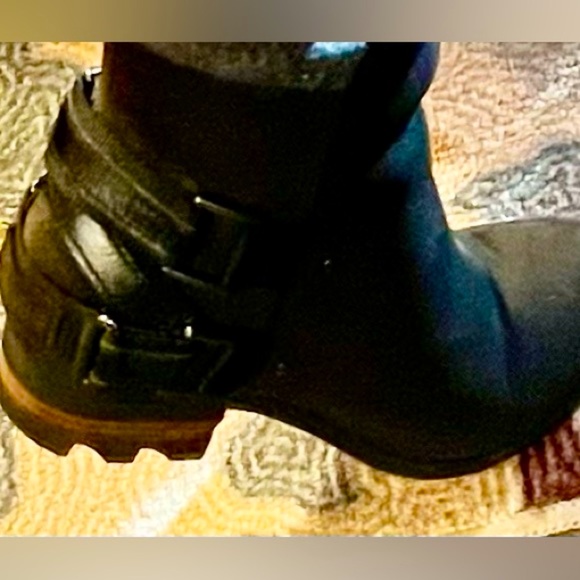 Sorel waterproof low heeled leather boot with sorel strap embellishments - Picture 10 of 10